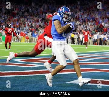 28. Dezember 2022: Mississippi Wide Receiver Jordan Watkins (11) legt beim TaxAct Texas Bowl am 28. Dezember 2022 in Houston einen Touchdown über der Texas Tech Defensive Back Marquis Waters (9). (Kreditbild: © Scott Coleman/ZUMA Press Wire) Stockfoto