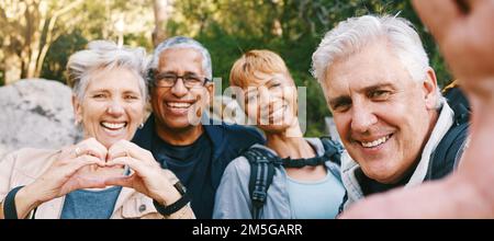 Natur, Selfie und ältere Freunde wandern zusammen in einem Wald auf einem Outdoor-Abenteuer. Glücklich, lächeln und Porträt einer Gruppe älterer Menschen Stockfoto