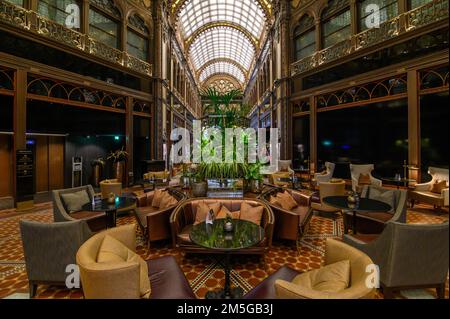 Budapest, Ungarn. Innenansicht des Parisi Udvar Hotels (Pariser Passage) Stockfoto