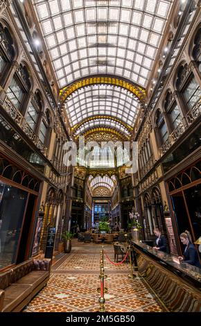 Budapest, Ungarn. Innenansicht des Parisi Udvar Hotels (Pariser Passage) Stockfoto