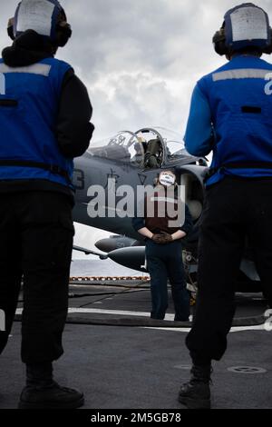 USA Marines und Matrosen gehören zu den USA Marinekorps AV-8B Harrier, dem Luftfahrt-Kommandoelement, 22. Marine Expeditionary Unit, zugewiesen, während des Flugbetriebs an Bord des Amphibienschiffs USS Kearsarge (LHD 3) der Wasp-Klasse im Atlantik, 27. Juni 2022. Die Kearsarge Amphibious Ready Group und startete die 22. Marine Expeditionary Unit unter dem Kommando und der Kontrolle der Task Force 61/2, befindet sich auf einem geplanten Einsatz in den USA Marinestreitkräfte Europa Einsatzgebiet, angestellt von den USA Sechste Flotte, die die Interessen der USA, Allied und Partner verteidigt. Stockfoto