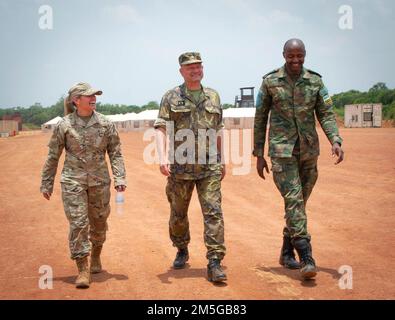 Beginn einer dreiseitigen Nebraska-Tschechien-Ruanda-Beziehung (von links) Nebraska Air National Guard Maj. Angela Ling, LT. Oberstleutnant Adam Miroslav der Tschechischen Republik und Ruanda Defense Force Maj. B. Rutayisire tauschen am 16. März 2022 auf dem Weg über den Krankenhausausausgelände in Gako, Ruanda, Höflichkeiten aus. Die drei Mitglieder des Dienstes nahmen an einer medizinischen/technischen Austauschübung Teil, die in Abstimmung mit dem neuen State Partnership Program (PPP) zwischen der Nationalgarde von Nebraska und der ruandischen Verteidigungstruppe durchgeführt wurde. In der Diskussion wurde auch das Potenzial f Stockfoto