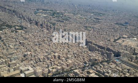 Teheran City von oben während des Fluges über diese Stadt, IRAN Stockfoto