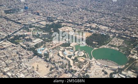 Teheran City von oben während des Fluges über diese Stadt, IRAN Stockfoto