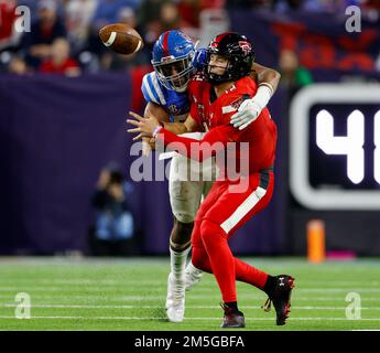 28. Dezember 2022: Mississippi Defensive End Tavius Robinson (95) erzwingt während des TaxAct Texas Bowl am 28. Dezember 2022 in Houston einen Fumble auf einen Sack Texas Tech Quarterback Tyler Shough (12). (Kreditbild: © Scott Coleman/ZUMA Press Wire) Stockfoto