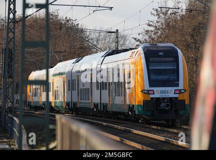 Potsdam, Deutschland. 27. Dezember 2022. Ein Regionalzug der ODEG überquert eine Brücke am Neustädter Havelbucht in Richtung Potsdamer Hauptbahnhof und weiter nach Frankfurt (oder). Kredit: Soeren Stache/dpa/Alamy Live News Stockfoto