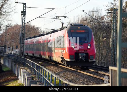 Potsdam, Deutschland. 27. Dezember 2022. Ein Regionalzug der Deutschen Bahn überquert eine Brücke in Neustädter Havelbucht in Richtung Potsdamer Hauptbahnhof. Kredit: Soeren Stache/dpa/Alamy Live News Stockfoto