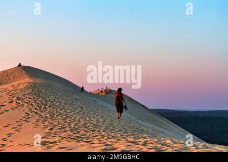 Wanderer, Touristen auf Wanderdünen, die den Sonnenuntergang genießen, Dune du Pilat, Dünen bei Arcachon, Gironde, Aquitaine, Südfrankreich, Frankreich Stockfoto