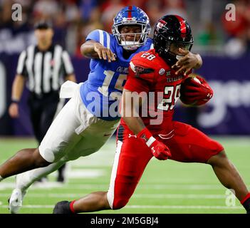 28. Dezember 2022: Mississippi Defensive End Jared Ivey (15) versucht, Texas Tech, der Tahj Brooks (28) beim TaxAct Texas Bowl am 28. Dezember 2022 in Houston zurückführt, zu stürzen. (Kreditbild: © Scott Coleman/ZUMA Press Wire) Stockfoto