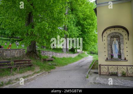 Statue der Jungfrau Maria bei der Kirche, Dorf Vlkolinec, UNESCO-Weltkulturerbe, Ruzomberok, Zilinsky kraj, Slowakei Stockfoto