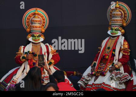 Neu-Delhi, Indien. 28. Dezember 2022. Menschen, die beim Delhi International Arts Festival am India Gate Rasen in Neu-Delhi, Indien, am 28. Dezember 2022 Fotos von Kathakali Folk Dance Künstlern machen. (Foto: Arrush Chopra/NurPhoto) Guthaben: NurPhoto SRL/Alamy Live News Stockfoto