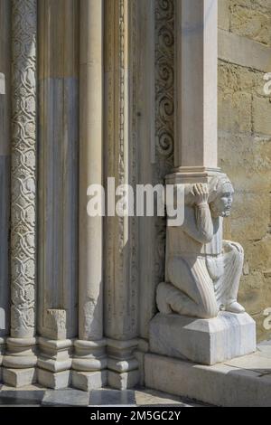 Detail des Seitenportals der Basilika Santa Maria Maggiore, Bergamo, Provinz Bergamo, Italien Stockfoto