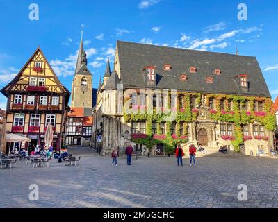 Das historische Rathaus von Rectht, auf der linken Seite des alten Fachwerkhauses, im Hintergrund des Kirchturms St. Benediktii, im Vordergrund Stockfoto