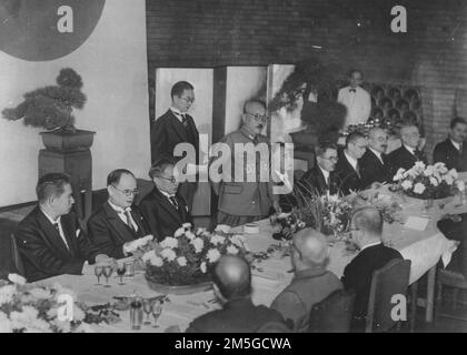 Pazifikkrieg, 1941-1945. Der japanische Premierminister Hideki Tojo spricht im Oktober 1943 an einem Bankett mit dem Präsidenten der japanischen Zweiten Philippinischen Republik Jose P. Laurel und japanischen Kabinettsministern. Stockfoto