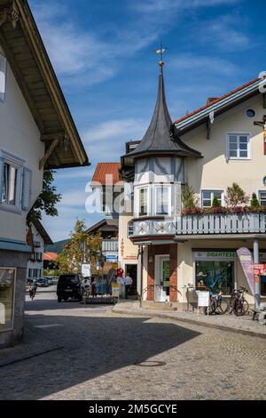 Historische Gebäude in der Theaterstraße, Oberammergau, Bezirk Garmisch-Partenkirchen, Oberbayern, Deutschland Stockfoto