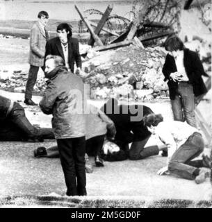 Aktenfoto vom 31. Oktober 01/1972 des Schießereignisses in Londonderry, Nordirland, während Operation Banner, bekannt als Bloody Sunday. Jede Überprüfung der Ereignisse von Bloody Sunday sollte eine "zwingende Beschränkung" haben, dass kein Soldat in Gefahr gebracht werden sollte, gerichtlich tätig zu werden, sagte Mo Mowlam einem Kabinettskollegen im Jahr 1997. Die damalige Ministerin für Nordirland sagte jedoch auch, dass sie realisiert habe, dass es nicht möglich sei, eine "absolute Garantie" für eine solche Beschränkung zu geben, wie neu veröffentlichte Regierungsdokumente offenbaren. Ausgabedatum: Donnerstag, 29. Dezember 2022. Stockfoto