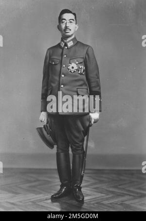 Kaiser Showa, auch bekannt als Kaiser Hirohito – der 124. Kaiser und Herrscher Japans von 1926 bis 1989 – abgebildet in seiner Dienstuniform vom Typ 3 (1943) des Oberbefehlshabers der kaiserlichen Japanischen Armee, Januar 1944. Stockfoto