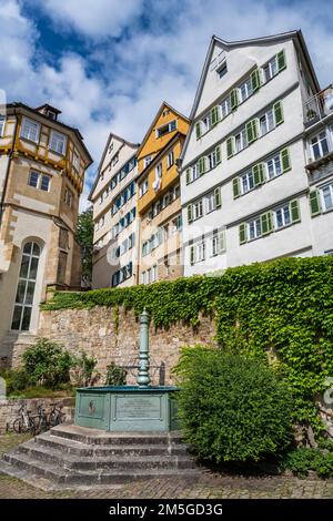 Der George-Brunnen am Klosterberg in der Altstadt von Tübingen, Baden-Württemberg Stockfoto