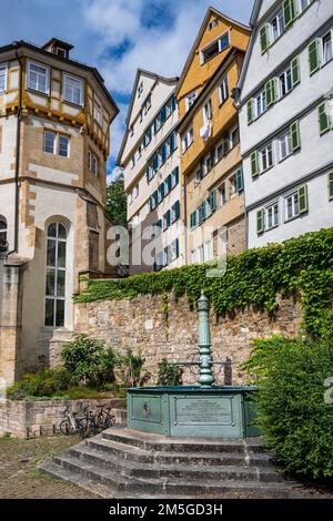 Der George-Brunnen am Klosterberg in der Altstadt von Tübingen, Baden-Württemberg Stockfoto