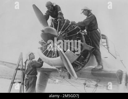 Pazifikkrieg, 1941-1945. Japanische Hausfront - japanische High-School-Schülerinnen führen Wartungsarbeiten an einem Flugzeug an der Shimoshizu Aviation School am 1944. Juni durch. Stockfoto