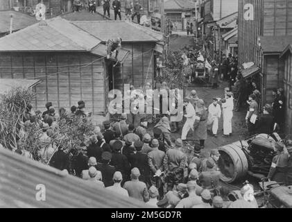 Pazifikkrieg, 1941-1945. Japanische Heimatfront – Feuerwehrleute, die mit Traktoren ausgerüstet sind, halten im März 1944 eine Übung in einem Haus hinter einer Stahlfabrik im Stadtteil Kamata in Tokio ab. Stockfoto