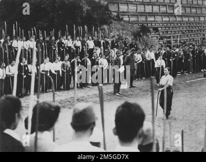 Pazifikkrieg, 1941-1945. Japanische Heimatfront - Japanerinnen der Mittelschule werden mit Naginata trainiert, da die Bedrohung durch eine Invasion der Alliierten auf den japanischen Heimatinseln näher rückt, März 1944. Stockfoto