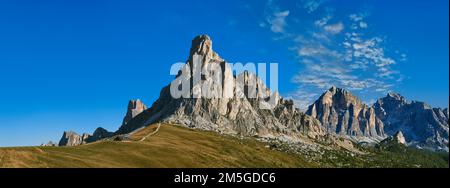 Berg Nuvolau über dem Giau Pass (Passo di Giau), Colle Santa Lucia, Dolomiten, Belluno, Italien Stockfoto