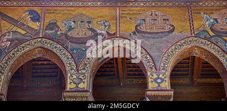 Mosaiken an der Südwand, die die bibliakle Geschichte von Noah in der normannisch-byzantinischen mittelalterlichen Kathedrale von Monreale, Provinz Palermo, Sizilien, Italien zeigen Stockfoto