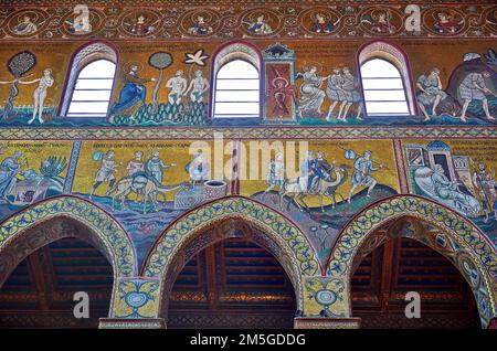 Nordwandmosaiken mit Szenen aus der Bibel in der normannisch-byzantinischen mittelalterlichen Kathedrale Monreale, Provinz Palermo, Sizilien, Italien Stockfoto