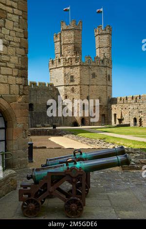 Caernarfon oder Carnarvon Castle, erbaut im Jahr 1283 von König Edward I. aus England, Gwynedd, Nordwestwales, Großbritannien Stockfoto