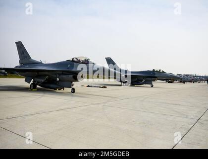 Zwei US-Dollar Air Force F-16C Kampfflugzeuge, die der 555. Kampfflugeinheit vom 31. Kampfflugflügel zugewiesen wurden, Luftstützpunkt Aviano, Italien, zünden Jets neben kroatischen MiG-21-Flugzeugen, die der 191. Kampfflugeinheit auf dem 91. Kroatischen Luftwaffenstützpunkt in Pleso zugewiesen wurden, 17. März 2022. Die 31. FW führte während dieses Fluges routinemäßige Agile Combat Employment Operationen mit kroatischen Verbündeten durch. Missionen wie diese verbessern die Bereitschaft, auf potenzielle Herausforderungen in Südosteuropa zu reagieren. Stockfoto