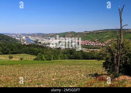 Blick von der Ostfildern Ruit auf das Neckar-Tal mit dem Hafen von Stuttgart, Obertuerkheim und der Grabkapelle am Württemberg bei Rotenberg Stockfoto