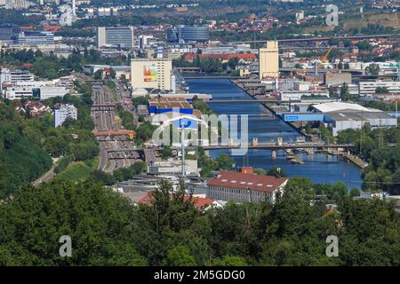 Blick von der Ostfildern Ruit auf das Neckar-Tal mit dem Hafen Stuttgart, Baden-Württemberg, Deutschland Stockfoto
