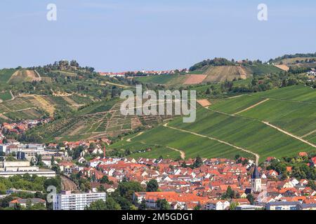 Blick von der Ostfildern Ruit auf das Neckar-Tal mit Obertuerkheim, in der hinteren Grabkapelle am Württemberg und den Weinbergen unterhalb von Rotenberg Stockfoto