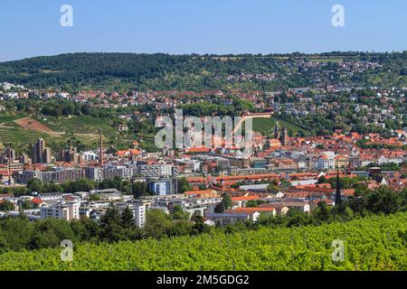 Blick von der Ostfildern Ruit auf die Altstadt und den Bahnhof Esslingen am Neckar und Schloss Esslingen, Baden-Württemberg, Deutschland Stockfoto