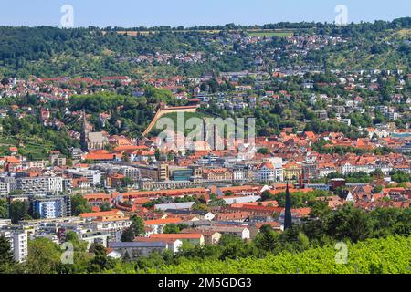 Blick von der Ostfildern Ruit auf die Altstadt und den Bahnhof Esslingen am Neckar und Schloss Esslingen, Baden-Württemberg, Deutschland Stockfoto