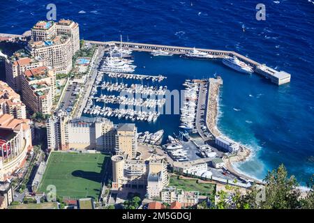 Hafen von Cap d'Ail, auf der linken Seite des Fürstentums Monaco mit den Hochhäusern des Viertels Fontvieille, vom Aussichtspunkt Tete du Chien aus gesehen Stockfoto