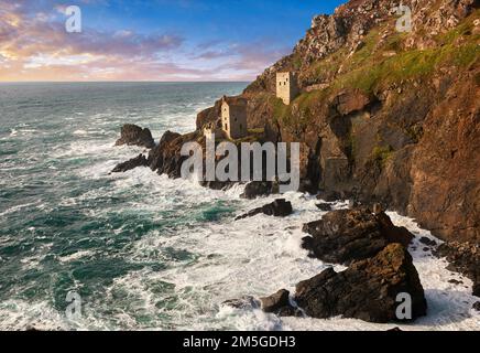 Zerstörten Motor beherbergt von Botallack Tin Mine, in der Nähe von St. Agnes, Cornwall Stockfoto