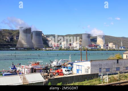 Kernkraftwerk centrale Nucleaire de Cruas-Meysse am Westufer der Rhone zwischen Valence und Montelimar, Departement Ardeche Stockfoto