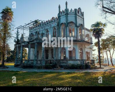 Fassade eines alten, gespenstischen Schlosses oder Herrenhauses am sonnigen Sommertag. Stockfoto