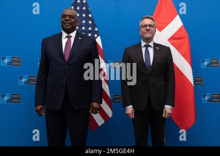 Verteidigungsminister Lloyd J. Austin III führt am 17. März 2022 bilaterale Treffen mit dem dänischen Verteidigungsminister Morten Bødskov im NATO-Hauptquartier in Brüssel, Belgien, durch. Austin ist in Brüssel, um an Treffen mit Verbündeten teilzunehmen, die Abschreckungsmöglichkeiten an der östlichen Flanke der NATO erörtern. Austin wird auch nach Bratislava (Slowakei) reisen, um dort mit militärischen und zivilen Führern zusammenzutreffen und Truppen zu besuchen, die in die Region entsandt werden. Stockfoto