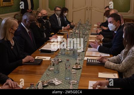 Verteidigungsminister Lloyd J. Austin III trifft am 17. März 2022 in Bratislava, Slowakei, den slowakischen Premierminister Eduard Heger. Austin besucht die Slowakei zu Treffen mit militärischen und zivilen Führern und besucht Truppen, die in die Region entsandt werden. Stockfoto