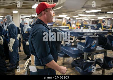 Leitender Chief Justin A. Ryder, Electronics Technician (Nuclear) aus Madison, Virginia, der der Reaktorabteilung an Bord des Flugzeugträgers USS George Washington (CVN 73) der Nimitz-Klasse zugewiesen wurde, führt während einer allgemeinen Quartierübung ein beschleunigtes Trainingsprotokoll durch. George Washington wird bei Newport News Shipyard den Tankkomplex überholen (RCOH). RCOH ist ein mehrjähriges Projekt, das nur einmal während der 50-jährigen Lebensdauer eines Frachtführers durchgeführt wird und das Betanken der beiden Kernreaktoren des Schiffs sowie umfangreiche Reparaturen, Aufrüstungen und Modernisierungen umfasst. Stockfoto