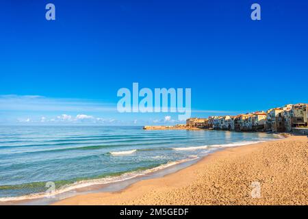 Panoramablick auf den Strand von Cefalu ohne Leute in Sizilien, Italien Stockfoto