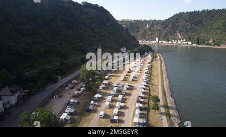 Wohnwagen und Wohnmobile stehen auf einem Campingplatz gegenüber dem Loreley Rock am Mittelrhein. St. Goar, Rheinland-Pfalz, Deutschland Stockfoto