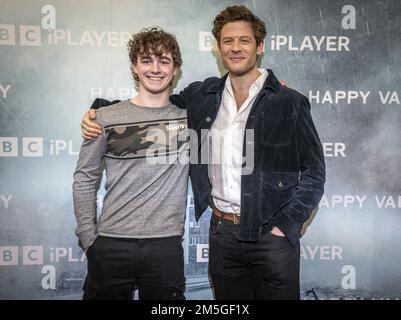 Dateifoto vom 14./12/22 von James Norton (rechts) und Rhys Connah nehmen an der Vorführung der letzten Serie von Happy Valley im Vue Cinema in Halifax Teil. Herr Norton hat die mentale Wirkung seiner berüchtigten Happy-Valley-Rolle aufgedeckt und gesagt: "Es geht in dein Unterbewusstsein und irgendwie kommt es in deinen Träumen hervor." Der 37-jährige Schauspieler stellt den Bösewicht Tommy Lee Royce im BBC One-Drama dar, das am Neujahrstag für eine dritte und letzte Serie zurückkehrt. Ausgabedatum: Donnerstag, 29. Dezember 2022. Stockfoto