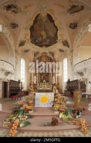 Innenansicht mit Altar des herrlichen Barock St. Martin Church während des Erntefests, Erntedanksgiving, Erntefest, Gemüse, Obst Stockfoto