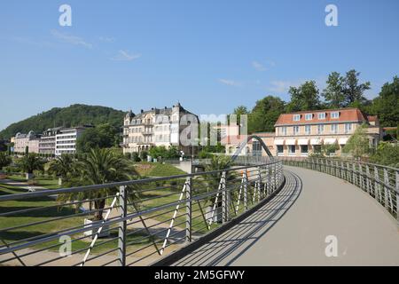 Blick von der Schweizerhaus-Brücke über die fränkische Saale mit Fuerstenhof in Bad Kissingen, Rhoen, Niederfrankreich, Franken, Bayern, Deutschland Stockfoto