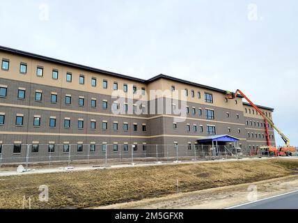 Am 17. März 2022 werden im 1600. Block des Kantonmentgebiets in Fort McCoy, Wisconsin, Bauarbeiten an einem zweiten Projekt für die Kaserne für Transitübungstruppen auf dem Posten durchgeführt. Das Projekt im Wert von $18,8 Millionen Dollar wurde an L.S. vergeben Black Constructors, der Bauunternehmer, der das erste Barackengebäude baut, laut den USA Armeekorps der Ingenieure Residenzbüro in Fort McCoy. Der neue Auftrag wurde am 29. September 2020 vergeben, und die Bekanntmachung wurde am 28. Oktober 2020 veröffentlicht. Die Vertragsdauer ist für den Abschluss in 780 Kalendertagen geplant. Derzeit ist der Abschluss des Vertrags für De geplant Stockfoto