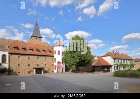 Innenhof mit Steinhaus, Fachwerkhaus und Turm von Herrenhof und St. Johanniskirche in Mussbach, Neustadt an der Weinstraße Stockfoto